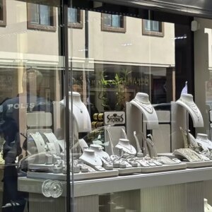 kuyumcuda tirnakcilik yontemiyle hirsizlik ZcTb7nra