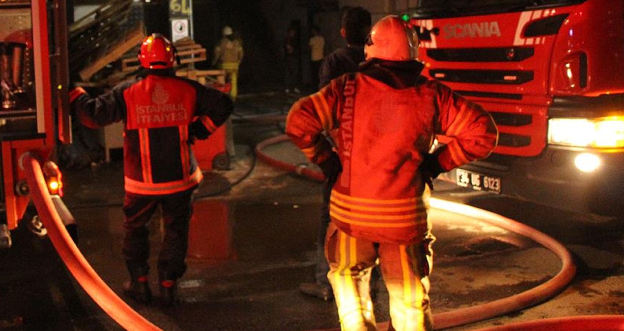 avcilarda bir evin catisinda baslayip 3 binaya sicrayan yangin sonduruldu XEGg6ASU