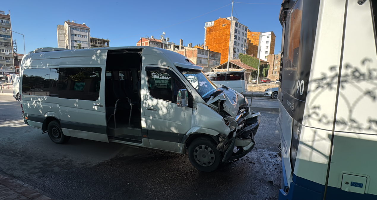 belediye otobusu minibuse carpti 8 kisi yaralandi 5Nz9JO6G
