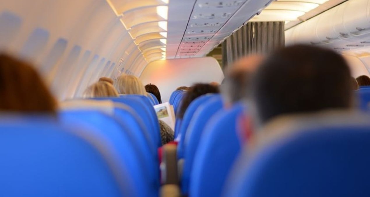 bir anda pasaportunu yedi ucak acil inis yapti JF5nIwCS