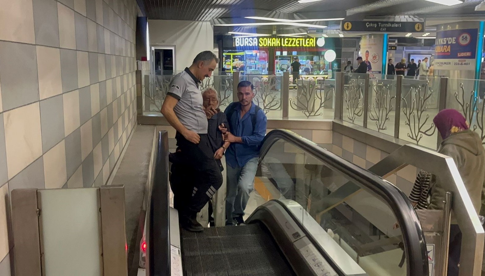 perondaolumcul sakalasma yasli adam son anda ezilmekten kurtuldu 14lHuaDs