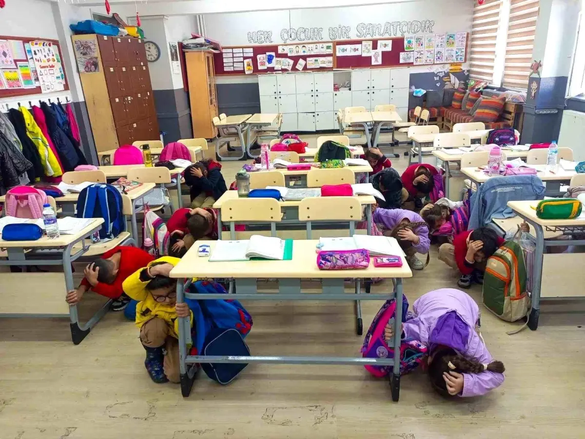 balikesirde deprem tahliye tatbikati gerceklestirildi 3QCacj8x.jpg