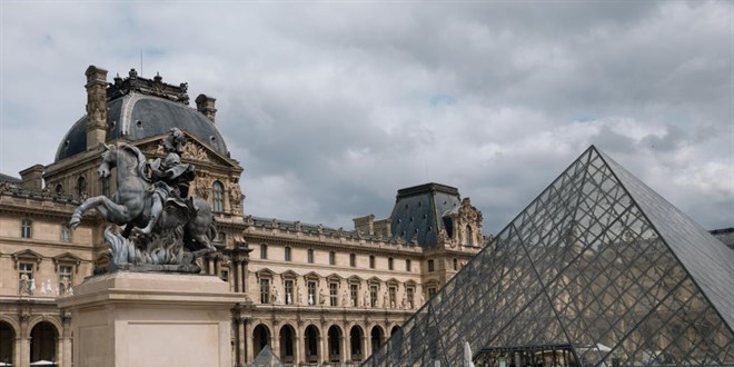 louvre muzesinde soygun panigi muze ziyaretcilere kapatildi 5ujl8L1J.jpg