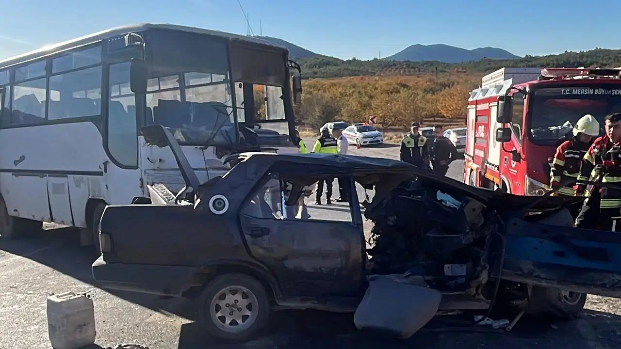 mersinde feci kaza tarim iscilerini tasiyan midibus otomobille carpisti 3 olu cok sayida yarali 6ZKAVph7.jpg