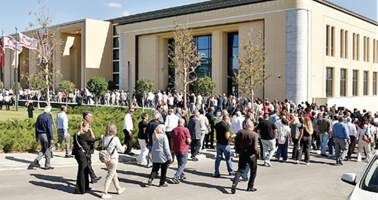 sarayin kapilarini vatandaslara acti cF9KOnLy.jpg