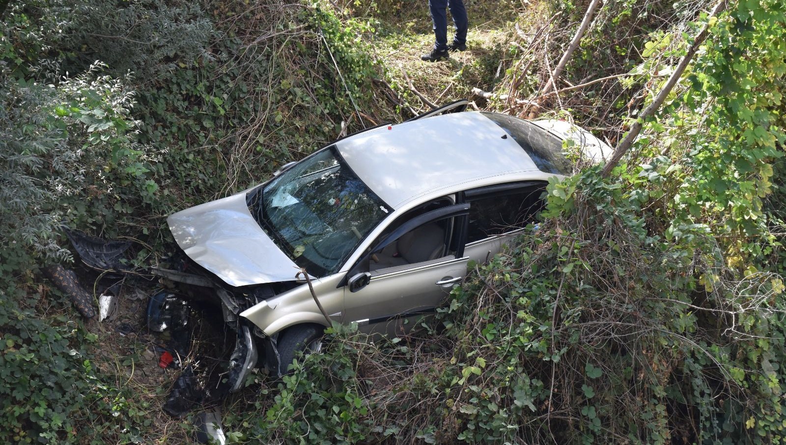 tekerlegi kopan arac dere yatagina uctu P6XM2KGb