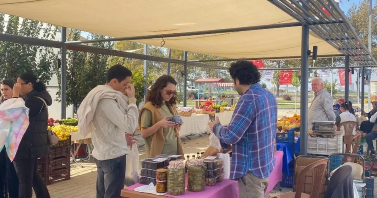 efes tarlasinda uretici de tuketici de memnun WlipUbEa.webp