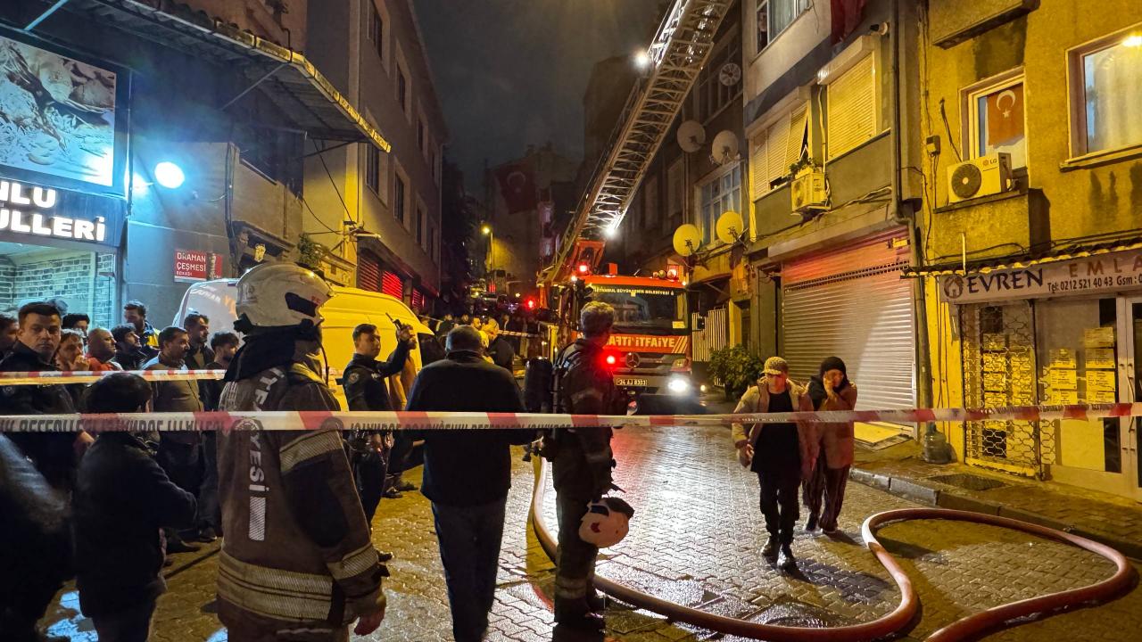 fatihte binanin catisinda yangin c2FyOTWn.jpg