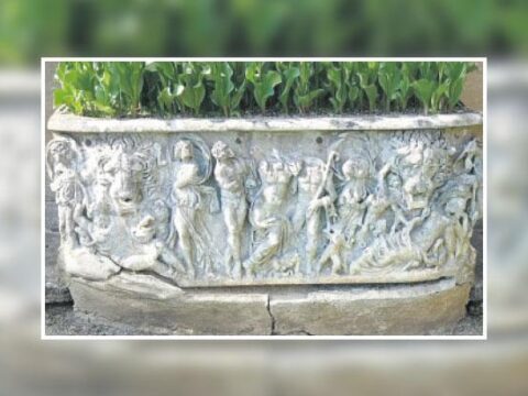 Saksı değil anıt mezarmış