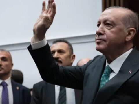 Telefonlarini kapatti paylasimlarini sildi bir vekil daha akpye mi geciyor DcIcGP3l